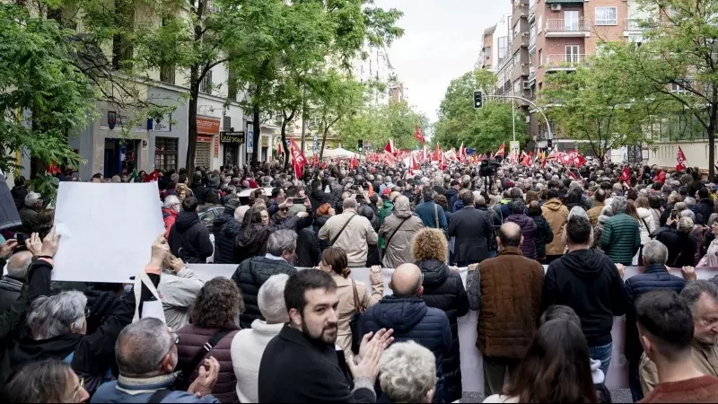 Cientos de personas durante una concentración en la calle de Ferraz en apoyo al presidente del Gobierno, Pedro Sánchez, en la sede del PSOE, a 27 de abril de 2024