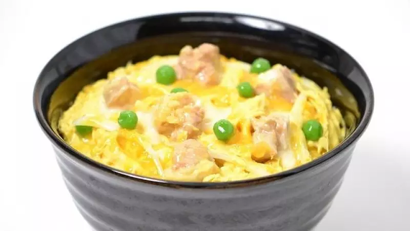 Pato confinado - Receta de oyakodon: una tortilla de pollo a la japonesa sobre un bol de arroz