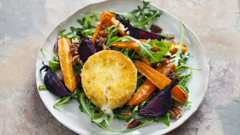 Pato confinado - Receta de ensalada de queso templada con remolachas y zanahorias asadas
