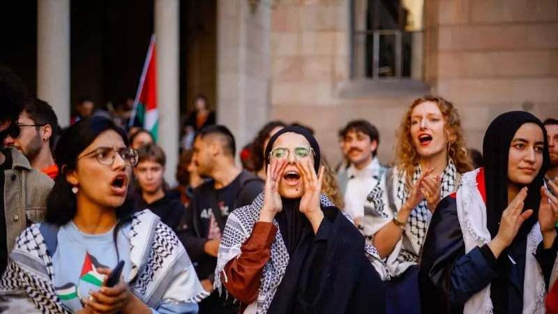 Estudiantes protestan contra el genocidio de Israel en Gaza en la Universitat de Barcelona.