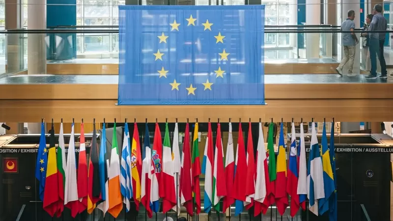 Foto de archivo de las banderas de los países miembros de la Unión Europea en el interior del Parlamento Europeo en Estrasburgo (Francia).