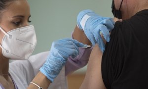 28/04/2023 Una enfermera vacuna a un hombre contra la COVID-19 en Sevilla.