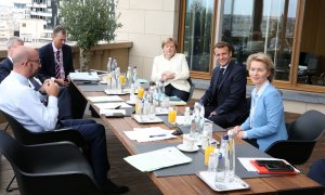 Charles Michel, Angela Merkel, Emmanuel Macron y Ursula von der Leyen durante un careo en la cumbre de la UE. REUTERS.