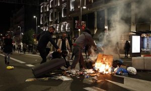 Varios participantes en las protestas convocadas esta noche incendian cubos de basura en la Gran Via de Madrid, por las medidas tomadas tras el aumento de contagios por coronavirus.