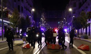 Miembros de la Policía Nacional recorren la Gran Via de Madrid ante las protestas convocadas esta noche por las medidas tomadas tras el aumento de contagios por coronavirus.