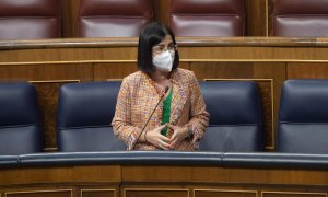 La ministra de Sanidad, Carolina Darias, interviene durante una sesión plenaria en el Congreso de los Diputados, Madrid