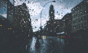 Una ciudad con lluvia.