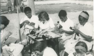 Jóvenes guineanas en un albergue de la Sección Femenina de Falange en España.
