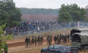 Una fotografía facilitada por la 16º División Mecanizada polaca muestra a los migrantes detrás de la valla fronteriza en Bielorrusia cerca del paso fronterizo polaco-bielorruso en Kuznica, este de Polonia, el 8 de noviembre de 2021 (publicado el 12 de nov