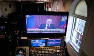 El presidente ruso Vladimir Putin a través de un monitor de televisión en la sala de prensa de la Casa Blanca en Washington.
