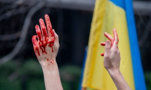 24/02/2022 Una persona con sangre falsa levanta las manos durante una protesta en apoyo a Ucrania en Nueva York