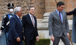 Los primeros ministros de Italia y Portugal, Mario Draghi y Antonio Costa, junto al presidente del Gobierno español, Pedro Sánchez, este viernes en Roma.