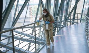 (1/6/2020) Mujer limpiando el Guggenheim de Bilbo. (ARCHIVO)