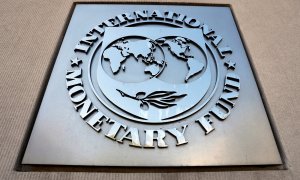 El logo del Fondo Monetario Internacional (FMI) en el exterior de su sede en Washington. REUTERS/Yuri Gripas
