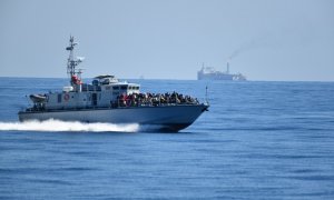 Una patrullera de Libia con los migrantes que han interceptado cuando salían de las costas de Libia en una embarcación, a 4 de marzo de 2022, frente a la costa de Libia, en aguas internacionales, Libia