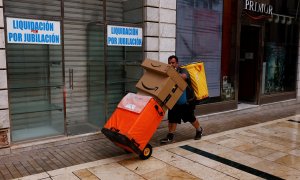 En repartido de Amazon, en el centro de Málaga. REUTERS/Jon Nazca