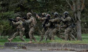 Los soldados participan en el entrenamiento 'Flaming Sword' llevado a cabo por las tropas aliadas de la OTAN, durante una gira mediática de las operaciones especiales en Klaipeda, Lituania, el 11 de mayo de 2022.