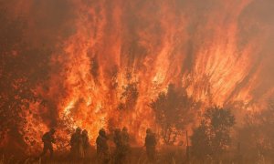 18/07/2022 - Los bomberos actúan en el lugar de un incendio forestal en Pumarejo de Tera, cerca de Zamora, en el norte de España, el 18 de junio de 2022..