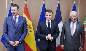 El presidente del Gobierno, Pedro Sánchez, el primer ministro francés Emmanuel Macron y el primer ministro portugués, António Costa, en Bruselas, a 20 de octubre de 2022.