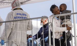 Una mujer y un niño siendo atendidos tras haber desembarcado del barco de rescate Aita Mari en el puerto de Messina, Sicilia, a 13 de febrero de 2023.