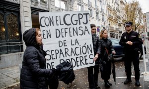 Unas mujeres se manifiestan frente a la sede del CGPJ dónde se celebra el Pleno extraordinario celebrado en el CGPJ, a 20 de diciembre de 2022, en Madrid (España). El Consejo General del Poder Judicial (CGPJ) celebra un Pleno extraordinario para votar a l