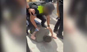 Captura del vídeo difundido de la polémica detención de un hombre en Mataró el pasado sábado 20 de mayo de 2023.