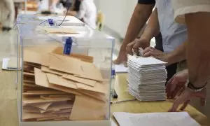 Una mesa electoral comienza a contabilizar los votos, a 23 de julio de 2023, en Sevilla (España).