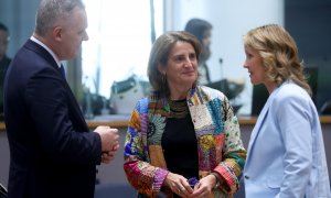 La ministra de Transición Ecológica, Teresa Ribera, charla con su análogo esloveno, Bojan Kumer (izquierda) y alemana, Steffi Lemke (derecha), a 25 de marzo de 2024.