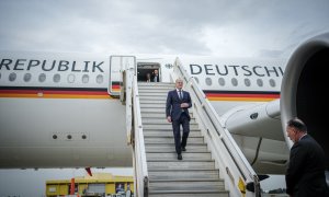 El canciller alemán, Olaf Scholz, desciende de su avión presidencial, a 17 de marzo de 2024.