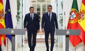 El presidente del Gobierno, Pedro Sánchez (d) recibe al primer ministro de la República de Portugal, Luís Montenegro (i), este lunes en el Palacio de la Moncloa