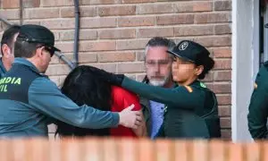 Una de las detenidas por el crimen de Chiloeches sale de la comandancia de la Guardia Civil de Guadalajara para pasar a disposición judicial, a 16 de abril de 2024, en Guadalajara, Castilla-La Mancha.