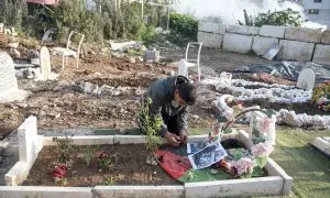 Un niño entierra a una persona cercana en Tulkram, Palestina.