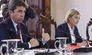 El presidente de la Generalitat, Carlos Mazón (i), junto a la consellera de Vox Elisa Núñez (d).
