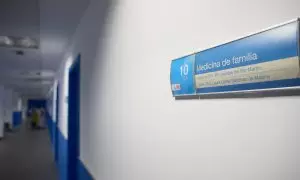 Un cartel que anuncia una de las salas de un médico de familia en el centro de salud 'Isla de Oza', a 11 de enero de 2024, en Madrid.