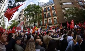 Simpatizantes del PSOE se concentran en los alrededores de la sede socialista de Ferraz para mostrar su apoyo al presidente del Gobierno, Pedro Sánchez, en el marco de la celebración de un Comité Federal del partido