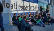 Activistas se encadenan en el CIE de Barcelona para evitar su reapertura