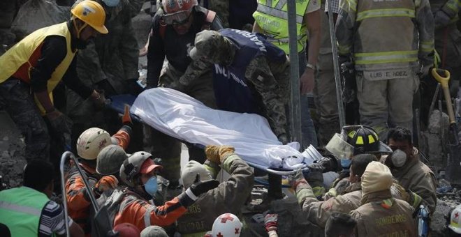 Los equipos de rescate buscan a los supervivientes del terremoto de México, que se ha cobrado 273 muertos