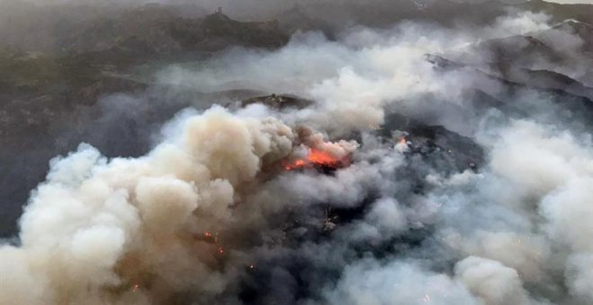 Un incendio en Gran Canaria quema 2.700 hectáreas y obliga a desalojar a 800 vecinos