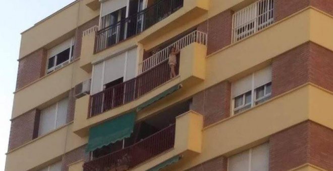 Sobrecogedor rescate de una niña de cinco años colgada del balcón de un octavo piso en Málaga