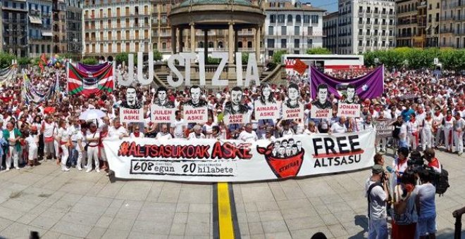 Cientos de personas se concentran en Pamplona para pedir la libertad de los jóvenes de Atlsasu