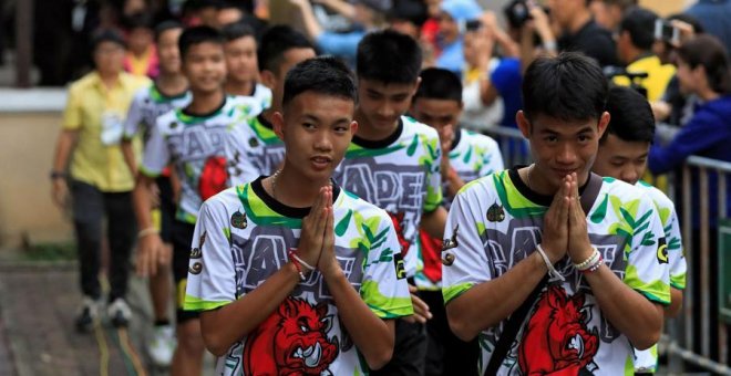 Los 12 chicos y el tutor rescatados en la cueva tailandesa salen del hospital: "Fue un milagro"