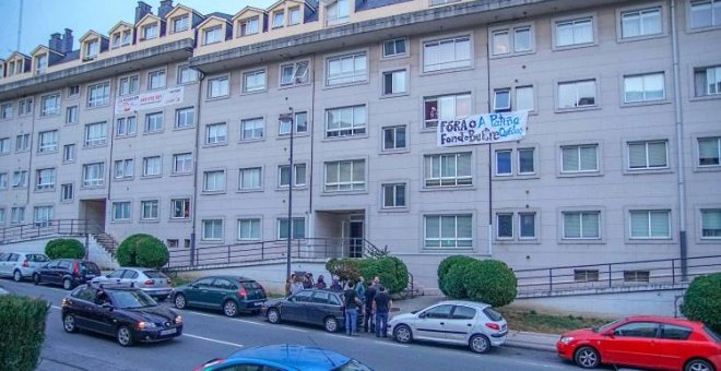 La inmobiliaria del Santander amenaza con desahuciar a decenas de familias pobres de un edificio de renta protegida en A Coruña