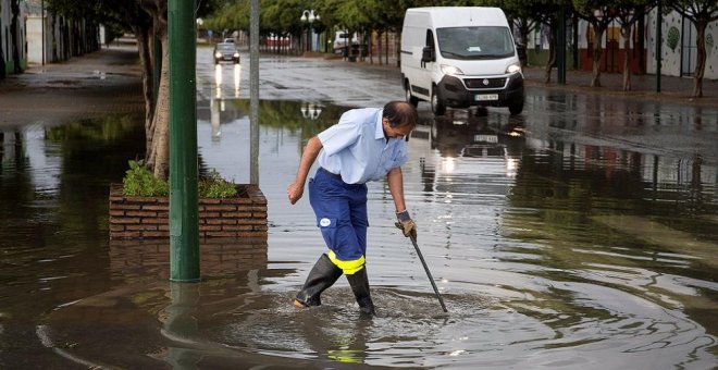 Cortes de tráfico en Málaga mientras siguen las labores de limpieza tras las inundaciones