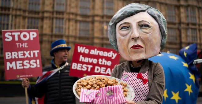 Theresa May retrasa la votación del 'brexit' en el Parlamento, prevista para este martes