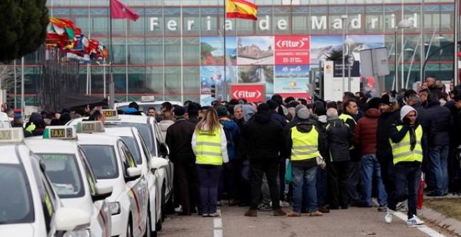 Los taxistas se concentran ante la Asamblea de Madrid en el cuarto día de protestas