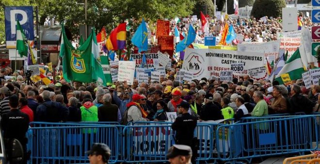 Miles de jubilados llegados de toda España marchan hasta el Congreso para exigir la revalorización de sus pensiones
