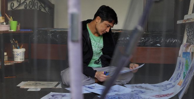 Media vida refugiado: el exilio de un pintor afgano que perdió una pierna en su huida