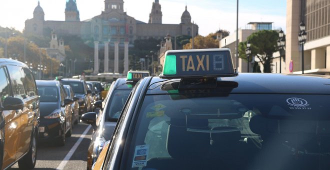 Uber vuelve a Barcelona como aplicación móvil e intenta captar a los taxistas