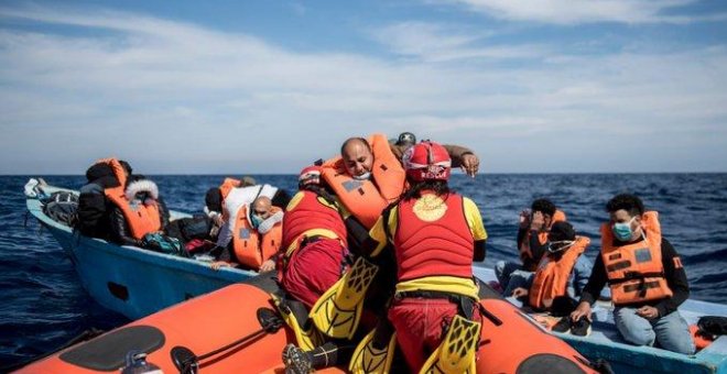 El Open Arms rescata a catorce niños de una lancha a la deriva desde hacía dos días