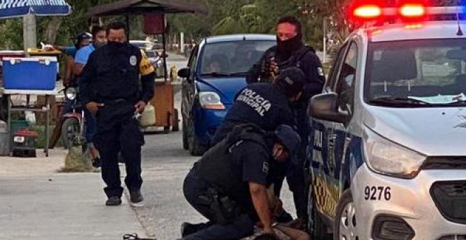 Muere una mujer presuntamente asfixiada por un policía con la rodilla en México